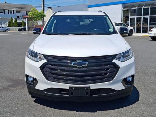 Iridescent Pearl Tricoat 2021 Chevrolet Traverse LT Cloth