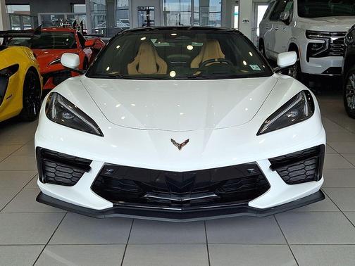 Arctic White 2025 Chevrolet Corvette Stingray w/2LT