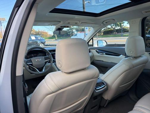 2022 Cadillac XT6 Premium Luxury FWD