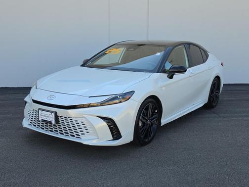 Wind Chill Pearl/Midnight Black Metallic 2025 Toyota Camry XSE