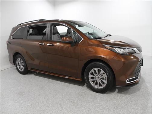 2023 Toyota Sienna XLE 8 Passenger