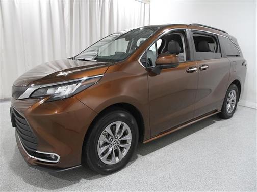 2023 Toyota Sienna XLE 8 Passenger
