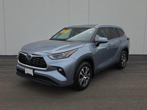 Moon Dust 2023 Toyota Highlander Hybrid XLE