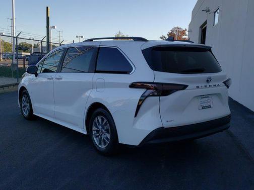2025 Toyota Sienna LE