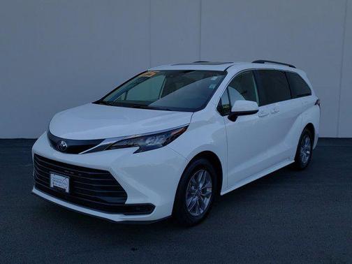 2025 Toyota Sienna LE