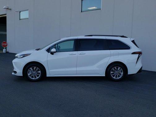 2025 Toyota Sienna LE
