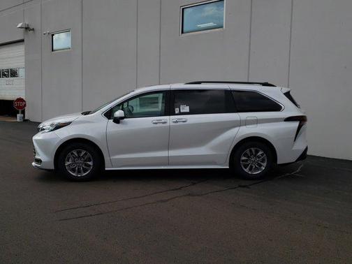 2025 Toyota Sienna XLE 7 Passenger