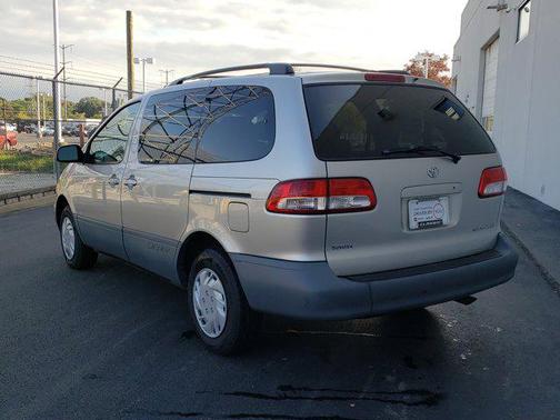 2003 Toyota Sienna CE