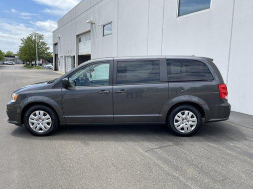 Granite Pearlcoat 2018 Dodge Grand Caravan SE