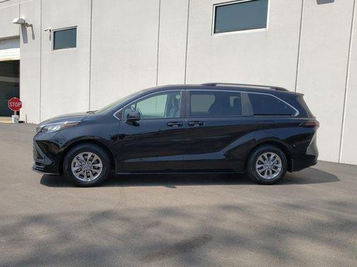 2023 Toyota Sienna LE