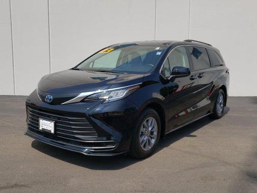 2023 Toyota Sienna LE