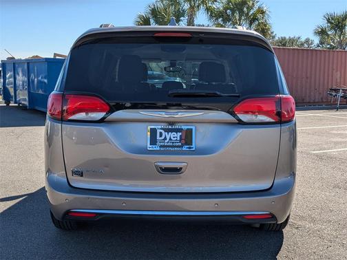 2017 Chrysler Pacifica Touring-L
