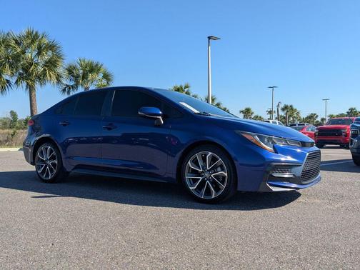 Blue Crush Metallic w/Black Sand Pearl Roof 2021 Toyota Corolla SE