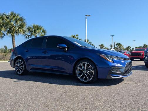 Blue Crush Metallic w/Black Sand Pearl Roof 2021 Toyota Corolla SE