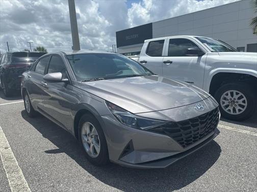 2022 Hyundai ELANTRA SE