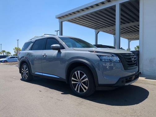 Boulder Gray Pearl 2024 Nissan Pathfinder Platinum FWD