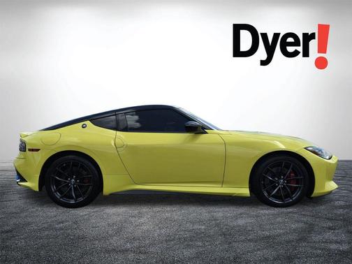 Ikazuchi Yellow Pearl Tricoat/Super Black 2024 Nissan Z Performance Manual