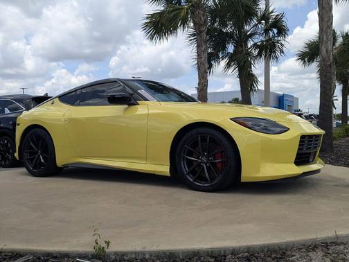 Ikazuchi Yellow Pearl Tricoat/Super Black 2024 Nissan Z Performance Manual