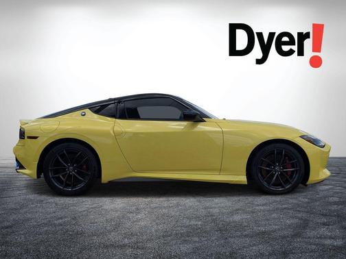 Ikazuchi Yellow Pearl Tricoat/Super Black 2024 Nissan Z Performance Manual