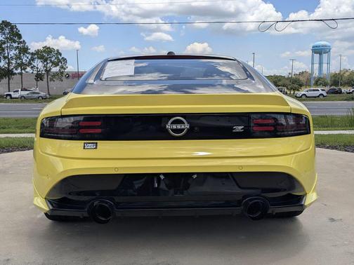Ikazuchi Yellow Pearl Tricoat/Super Black 2024 Nissan Z Performance Manual