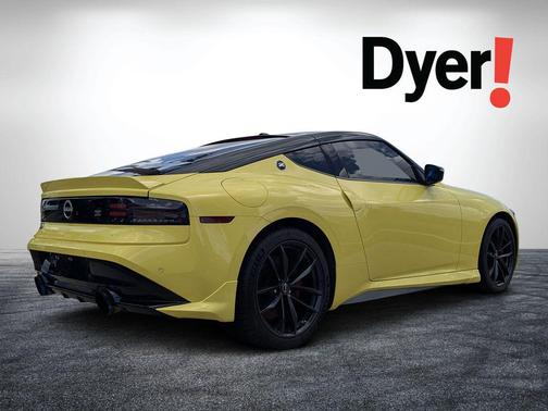Ikazuchi Yellow Pearl Tricoat/Super Black 2024 Nissan Z Performance Manual