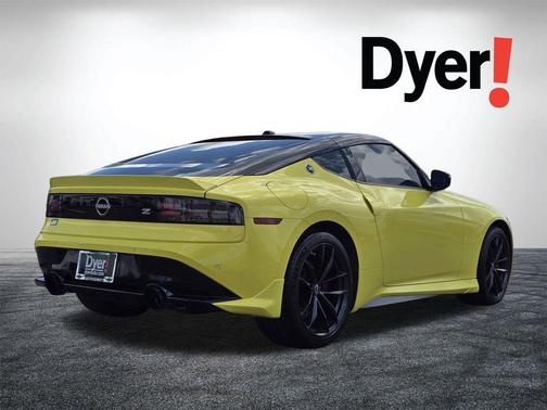 Ikazuchi Yellow Pearl Tricoat/Super Black 2024 Nissan Z Performance Manual