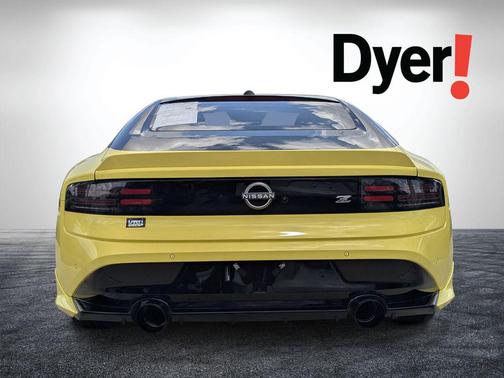Ikazuchi Yellow Pearl Tricoat/Super Black 2024 Nissan Z Performance Manual