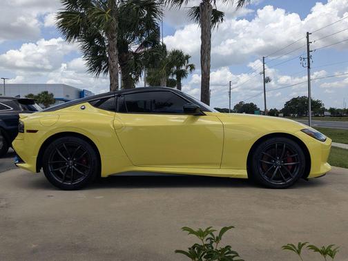 Ikazuchi Yellow Pearl Tricoat/Super Black 2024 Nissan Z Performance Manual