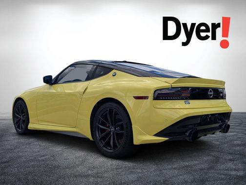 Ikazuchi Yellow Pearl Tricoat/Super Black 2024 Nissan Z Performance Manual