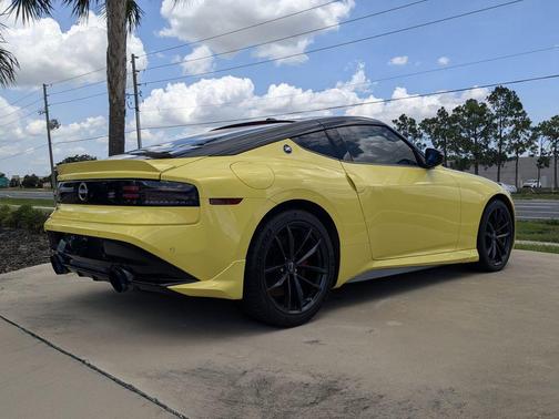 Ikazuchi Yellow Pearl Tricoat/Super Black 2024 Nissan Z Performance Manual