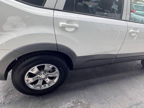 White 2009 Kia Borrego EX V6