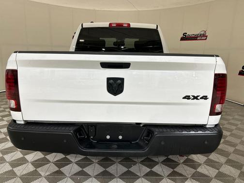 2024 RAM 1500 Classic Warlock Crew Cab 4x4 5'7' Box