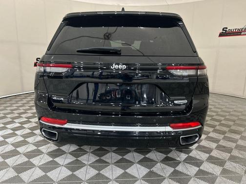 2022 Jeep Grand Cherokee Summit