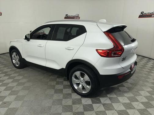 2022 Volvo XC40 T4 Momentum