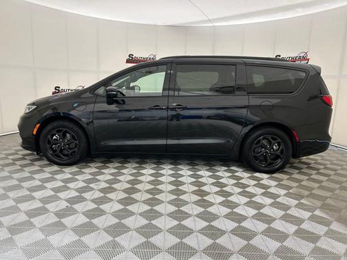 2024 Chrysler Pacifica Hybrid Premium S Appearance Pkg