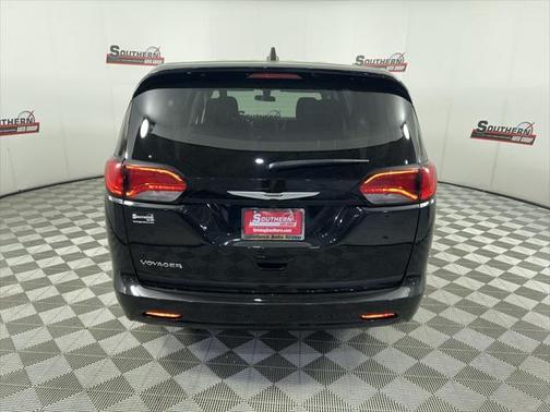 2022 Chrysler Voyager LX