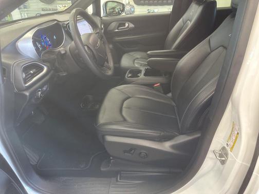 2024 Chrysler Pacifica Hybrid S Appearance Pkg