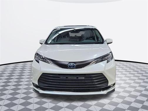2021 Toyota Sienna XLE 8 Passenger