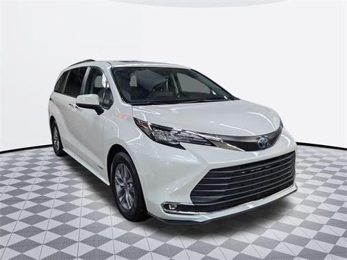 2021 Toyota Sienna XLE 8 Passenger