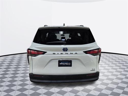 2021 Toyota Sienna XLE 8 Passenger