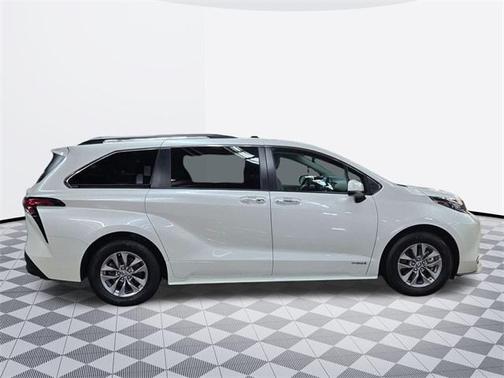 2021 Toyota Sienna XLE 8 Passenger
