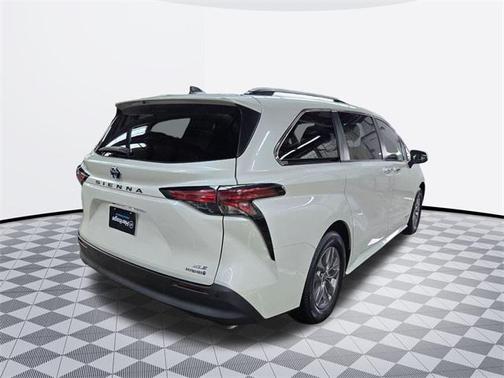 2021 Toyota Sienna XLE 8 Passenger