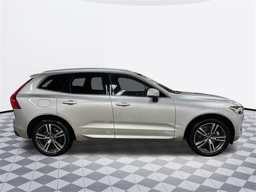 2019 Volvo XC60 Recharge Plug-In Hybrid T8 Momentum