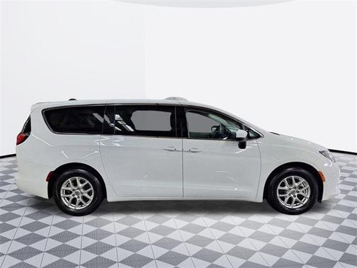 2022 Chrysler Voyager LX