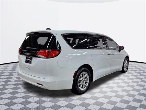2022 Chrysler Voyager LX