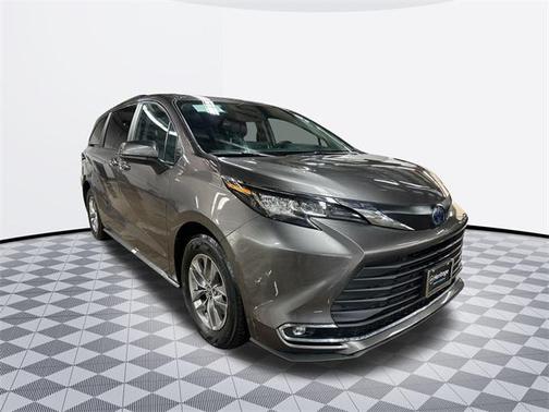 2023 Toyota Sienna XLE 8 Passenger