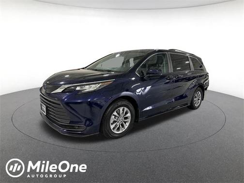 2023 Toyota Sienna LE