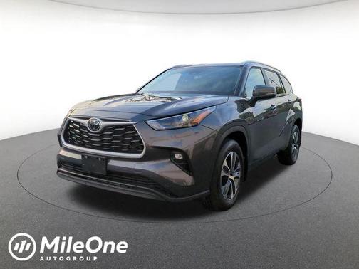 Magnetic Gray Metallic 2024 Toyota Highlander XLE