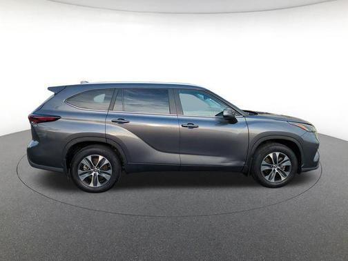 Magnetic Gray Metallic 2024 Toyota Highlander XLE