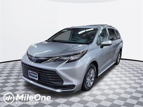 2022 Toyota Sienna LE